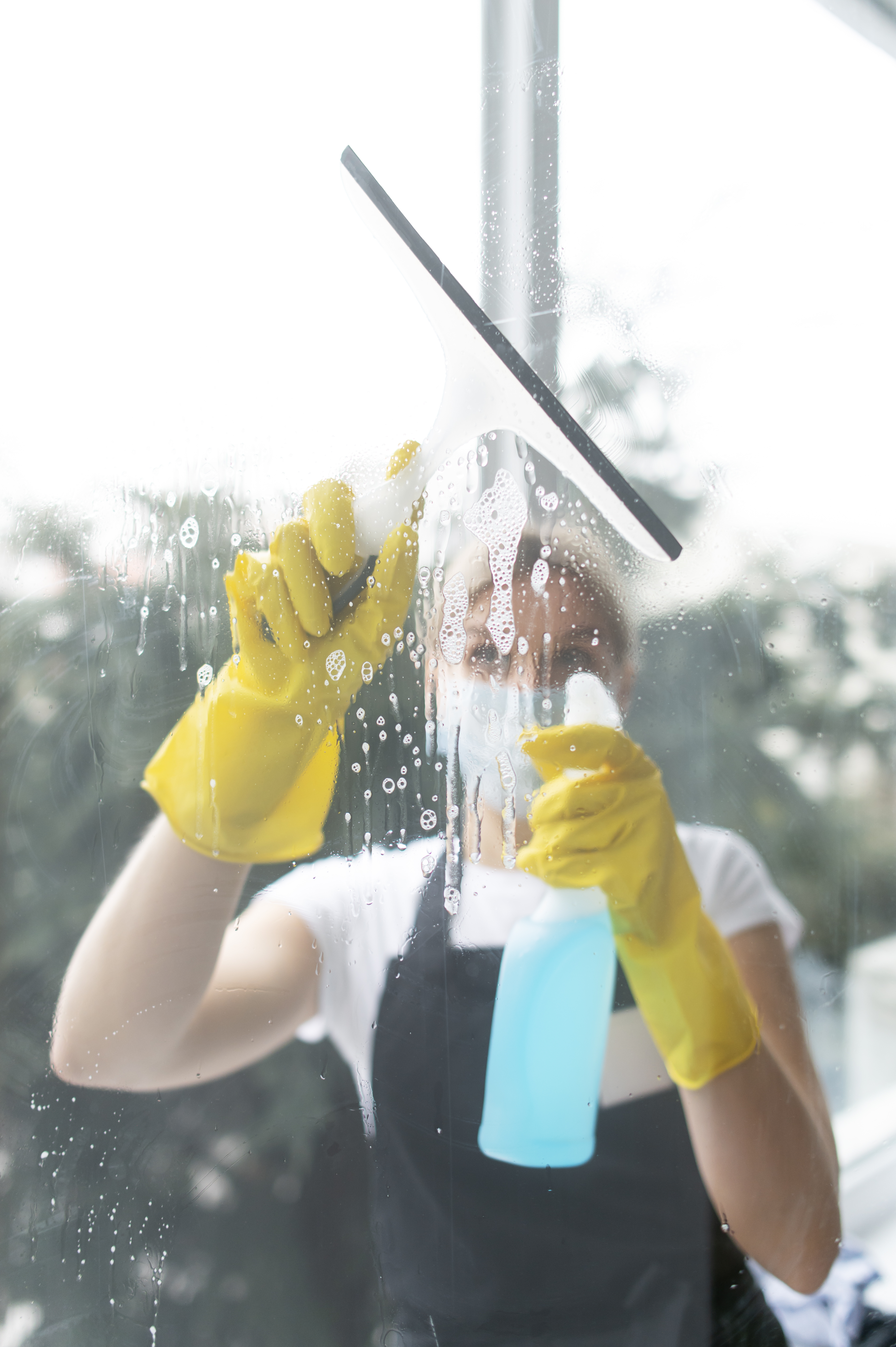 Professional office cleaning service in Qatar - Expert cleaner maintaining workspace